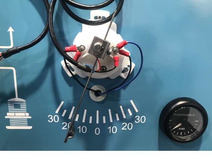 Датчик и указатель положения руля KUS K-Y09209 подключены к Yacht Devices Rudder Adapter Датчик и указатель положения руля KUS K-Y09209 подключены к Yacht Devices Rudder Adapter